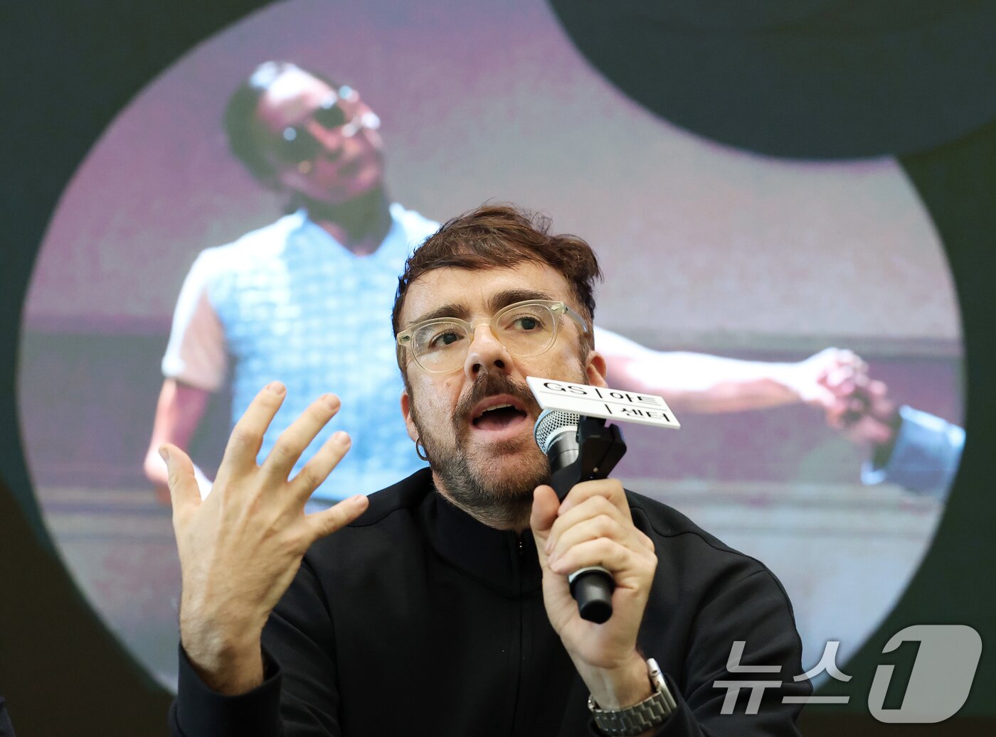 본문 이미지 - 스페인 안무가 겸 연출가 마르코스 모라우가 14일 오전 서울 강남구 GS타워 오픈홀에서 열린 GS아트센터 &#39;예술가들- 마르코스 모라우&#39; 기자간담회에서 작품 소개를 하고 있다. 현재 유럽 공연계에서 가장 주목받는 아티스트로 꼽히는 마르코스 모라우는 &#39;파시오나리아&#39;&#40;5월 16~18일&#41;, &#39;죽음의 무도&#39;&#40;5월 17~18일&#41; 두 작품으로 한국팬들을 만난다. 2025.5.14/뉴스1 ⓒ News1 오대일 기자