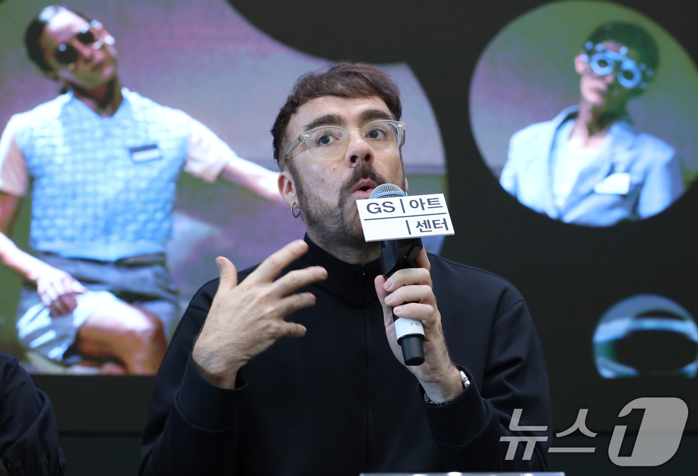 (서울=뉴스1) 오대일 기자 = 스페인 안무가 겸 연출가 마르코스 모라우가 14일 오전 서울 강남구 GS타워 오픈홀에서 열린 GS아트센터 '예술가들- 마르코스 모라우' 기자간담회에 …