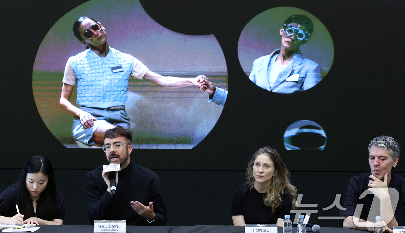 (서울=뉴스1) 오대일 기자 = 스페인 안무가 겸 연출가 마르코스 모라우가 14일 오전 서울 강남구 GS타워 오픈홀에서 열린 GS아트센터 '예술가들- 마르코스 모라우' 기자간담회에 …