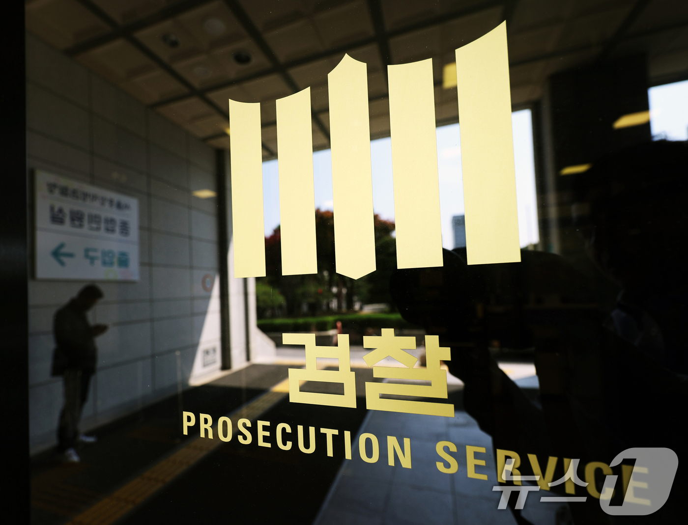 (서울=뉴스1) 황기선 기자 = 공천 개입 의혹을 받는 김건희 여사 측이 검찰의 14일 소환 요구에 응하기 어렵다고 밝혔다.서울중앙지방검찰청은 공직선거법 및 정치자금법 위반 혐의를 …