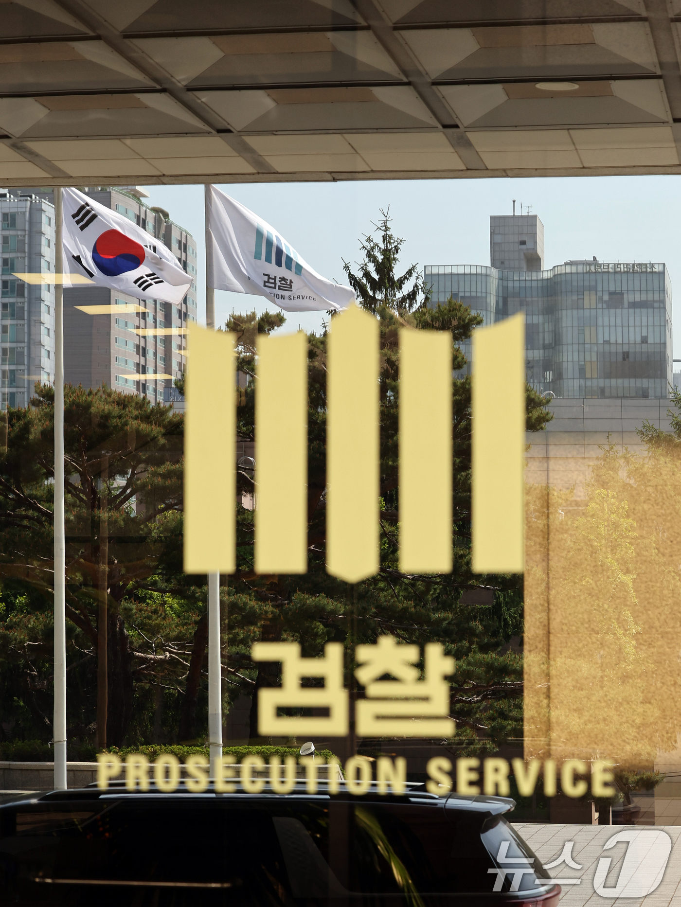 (서울=뉴스1) 황기선 기자 = 공천 개입 의혹을 받는 김건희 여사 측이 검찰의 14일 소환 요구에 응하기 어렵다고 밝혔다.서울중앙지방검찰청은 공직선거법 및 정치자금법 위반 혐의를 …