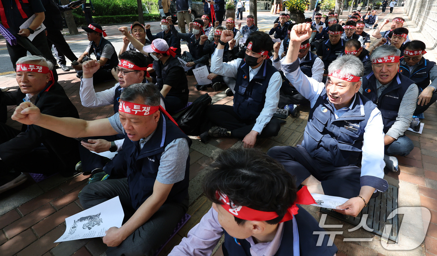 (서울=뉴스1) 이동해 기자 = 서울시버스노동조합원들이 14일 오전 서울 중구 서울시청 서소문별관 앞에서 열린 서울시 규탄 결의대회에서 구호를 외치고 있다. 2025.5.14/뉴스 …