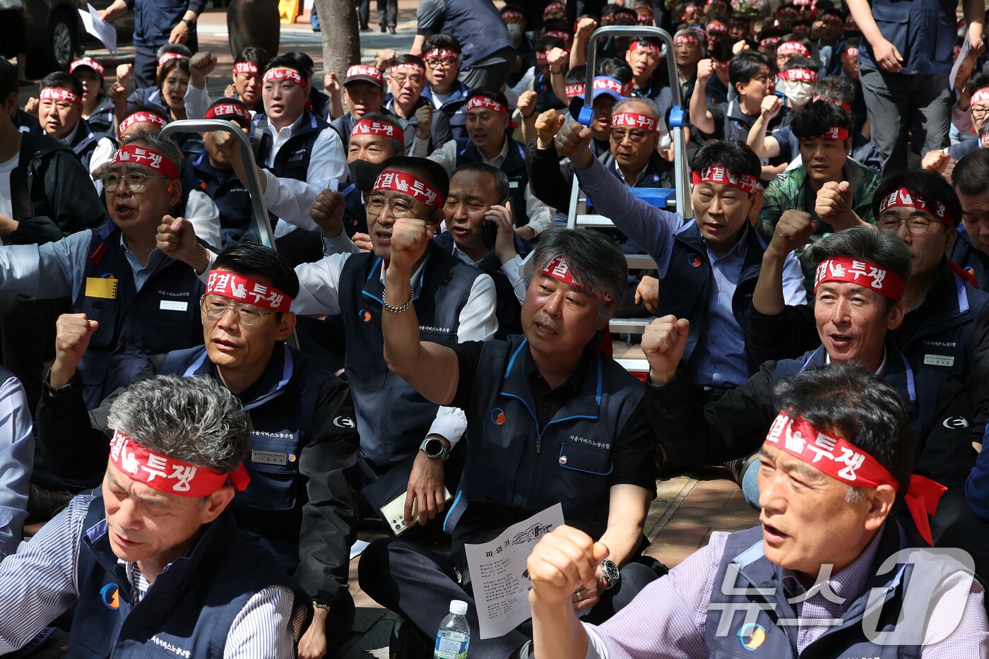 본문 이미지 - 서울시버스노동조합원들이 14일 오전 서울 중구 서울시청 서소문별관 앞에서 열린 서울시 규탄 결의대회에서 구호를 외치고 있다. 2025.5.14/뉴스1 ⓒ News1 이동해 기자