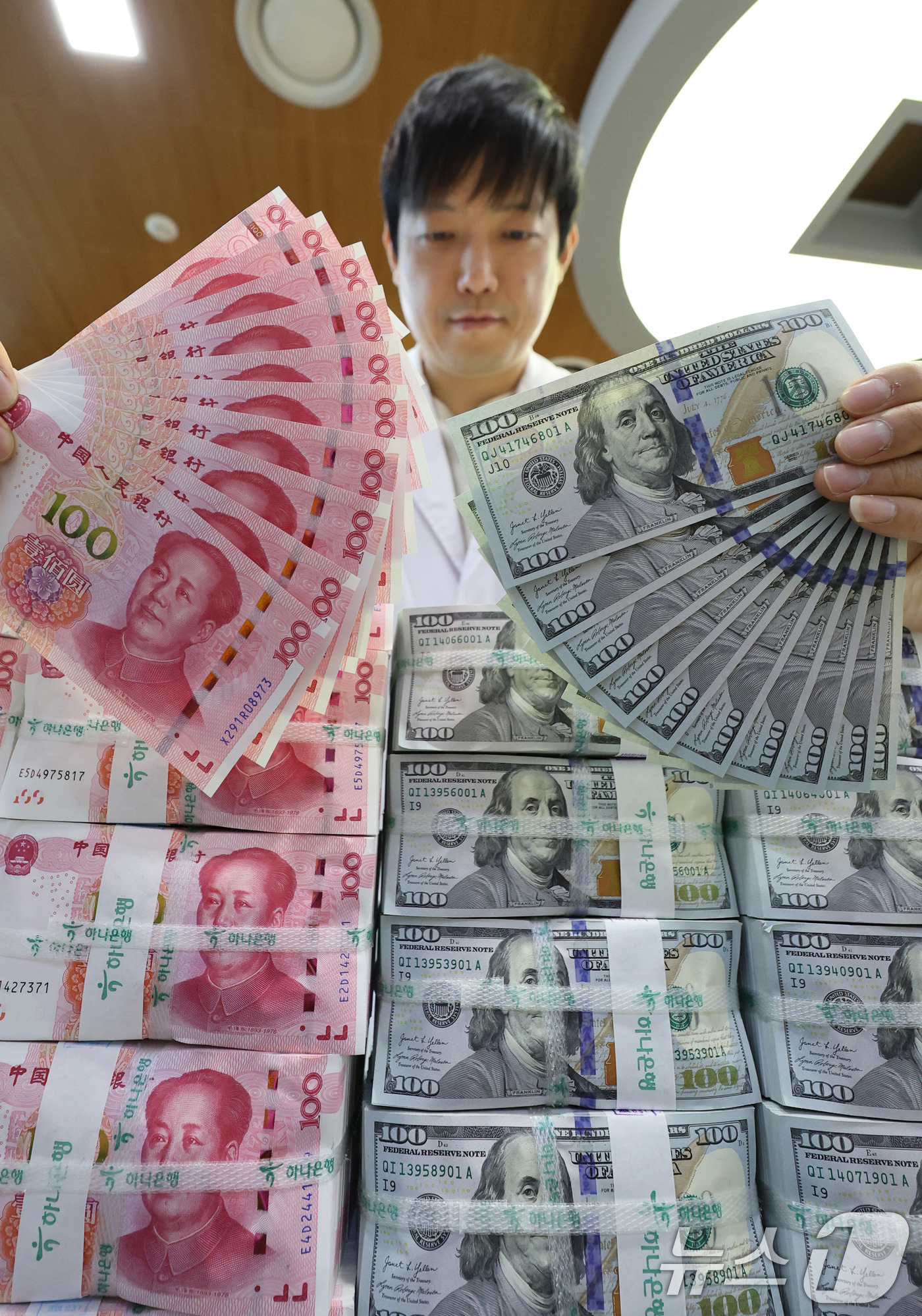 (서울=뉴스1) 박지혜 기자 = 14일 서울 중구 하나은행 위변조대응센터에서 직원이 미국 달러와 위안화를 정리하고 있다.미국과 중국이 시장의 예상을 깨고 합의에 이르자, 미국 경제 …