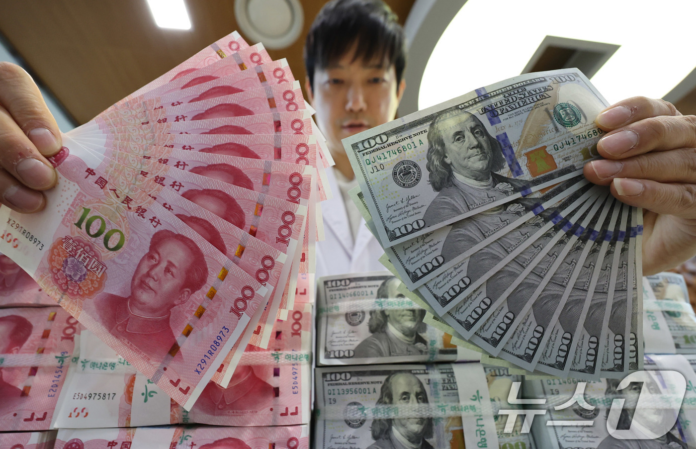 (서울=뉴스1) 박지혜 기자 = 14일 서울 중구 하나은행 위변조대응센터에서 직원이 미국 달러와 위안화를 정리하고 있다.미국과 중국이 시장의 예상을 깨고 합의에 이르자, 미국 경제 …