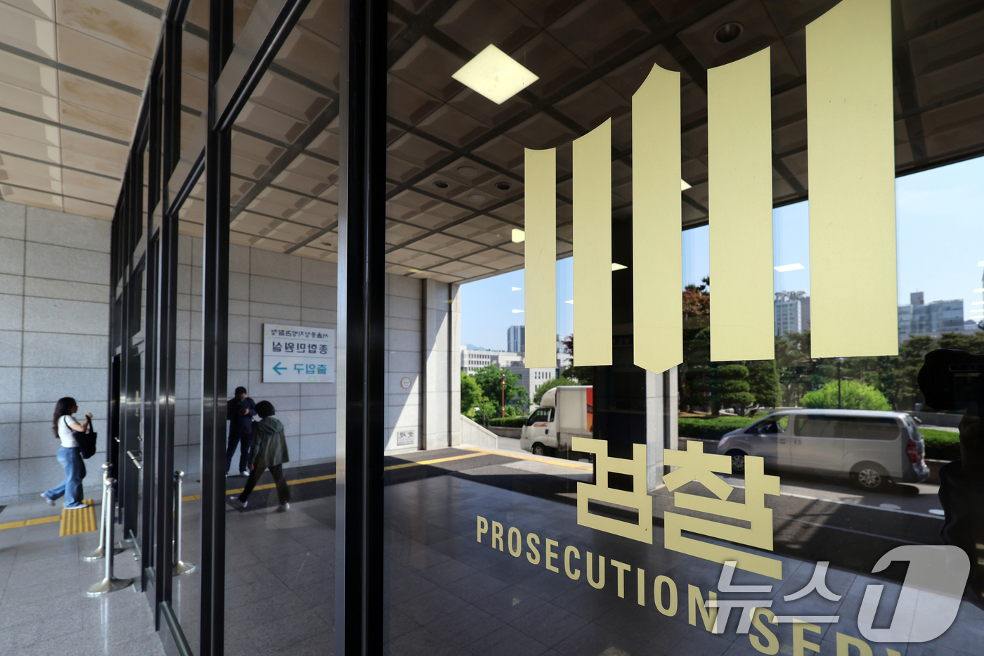 (서울=뉴스1) 황기선 기자 = 공천 개입 의혹을 받는 김건희 여사 측이 검찰의 14일 소환 요구에 응하기 어렵다고 밝혔다.서울중앙지방검찰청은 공직선거법 및 정치자금법 위반 혐의를 …