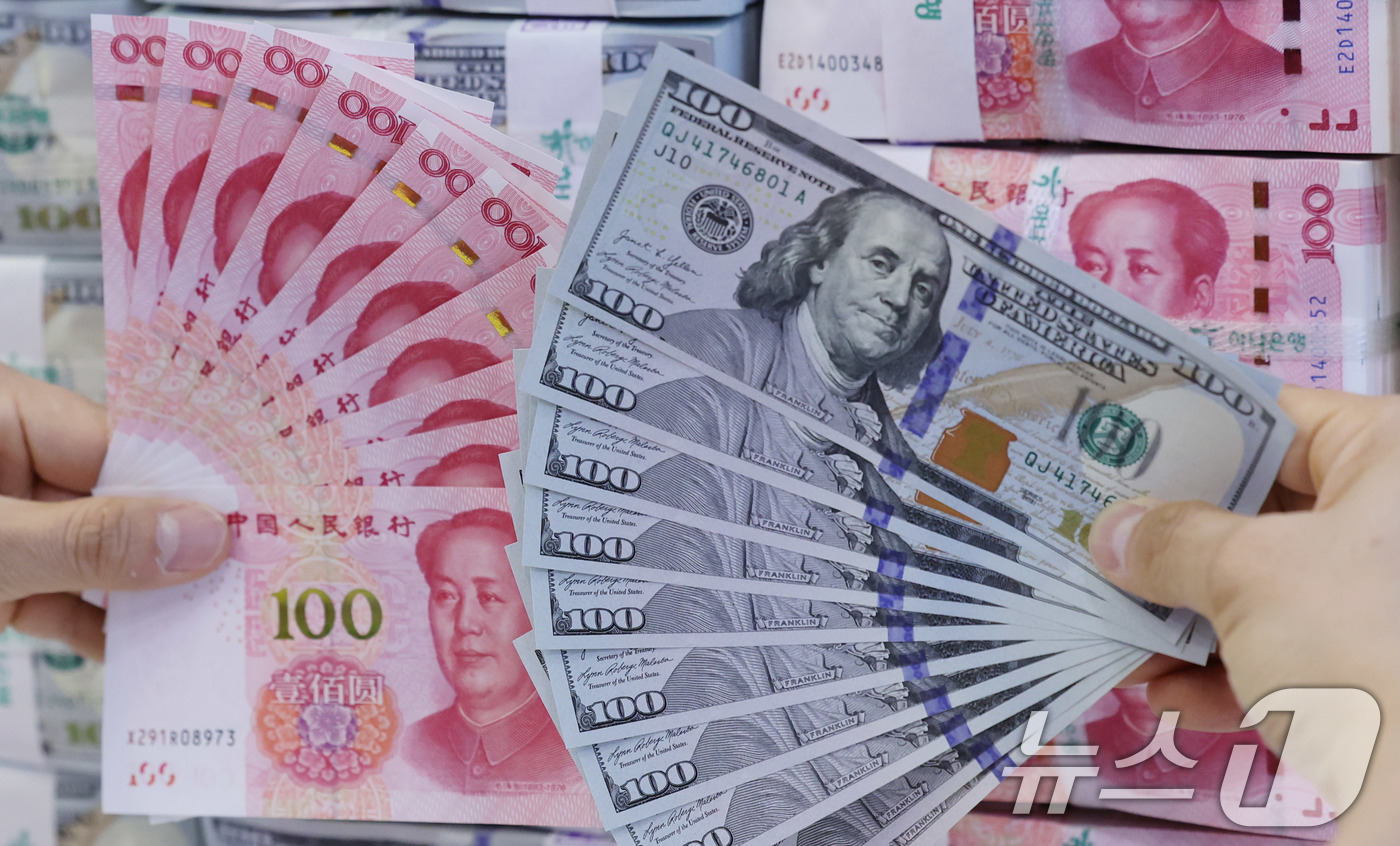(서울=뉴스1) 박지혜 기자 = 14일 서울 중구 하나은행 위변조대응센터에서 직원이 미국 달러와 위안화를 정리하고 있다.미국과 중국이 시장의 예상을 깨고 합의에 이르자, 미국 경제 …