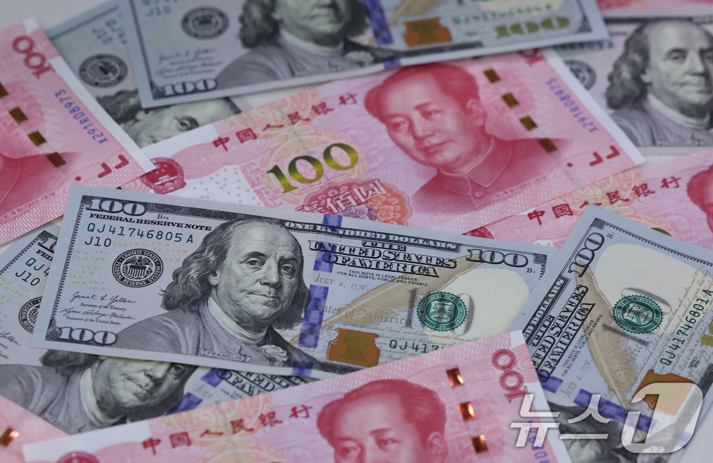 (서울=뉴스1) 박지혜 기자 = 14일 서울 중구 하나은행 위변조대응센터에서 미국 달러와 위안화가 놓여 있다.미국과 중국이 시장의 예상을 깨고 합의에 이르자, 미국 경제의 안정 기 …