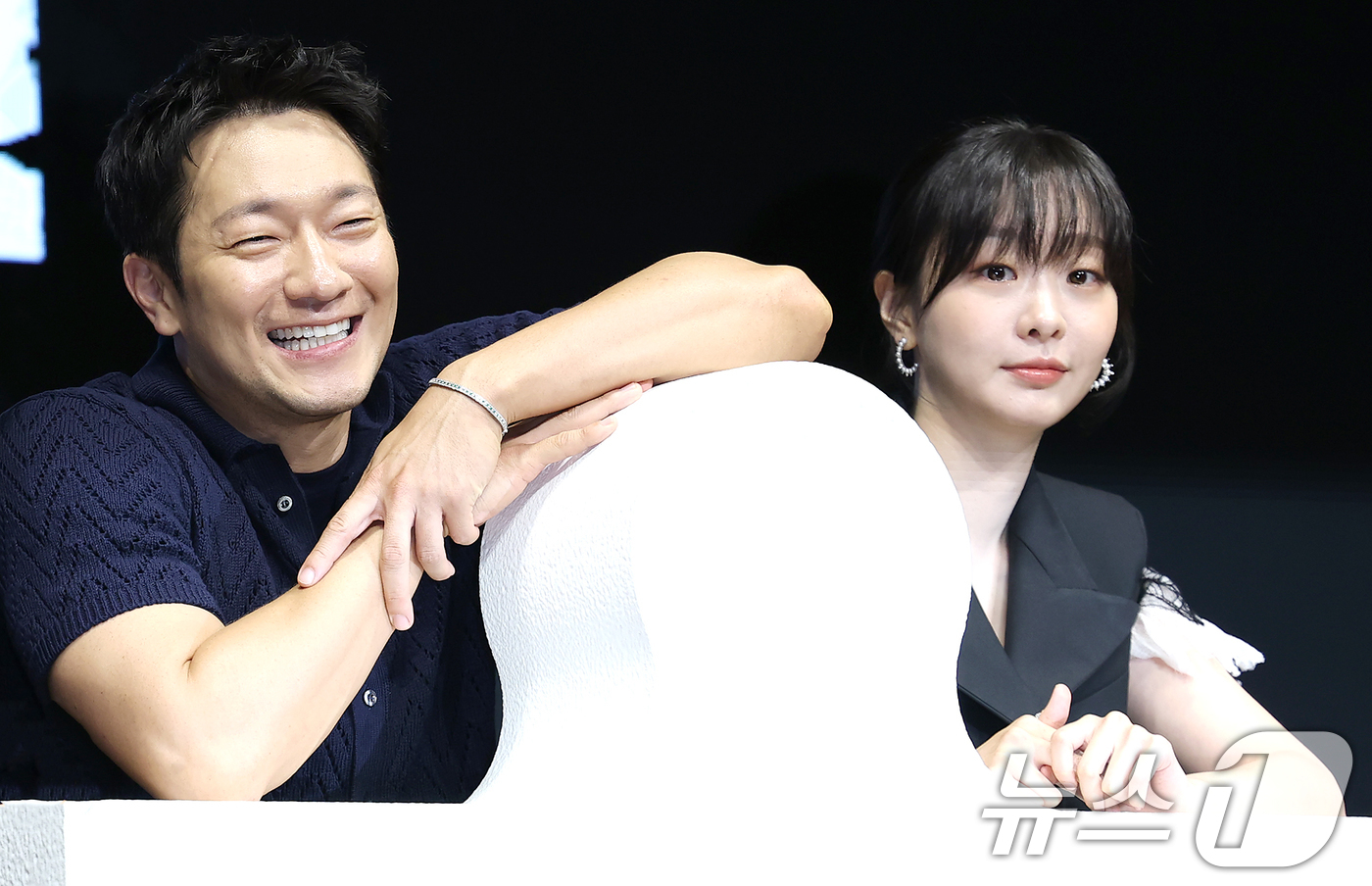 (서울=뉴스1) 권현진 기자 = 배우 손석구와 김다미(오른쪽)가 14일 서울 종로구 JW 메리어트 동대문 스퀘어 서울에서 열린 디즈니+ 오리지널 시리즈 '나인 퍼즐' 제작발표회에서 …