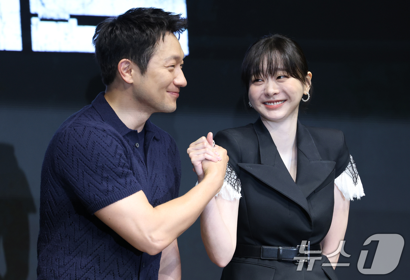 (서울=뉴스1) 권현진 기자 = 배우 손석구와 김다미(오른쪽)가 14일 서울 종로구 JW 메리어트 동대문 스퀘어 서울에서 열린 디즈니+ 오리지널 시리즈 '나인 퍼즐' 제작발표회에서 …