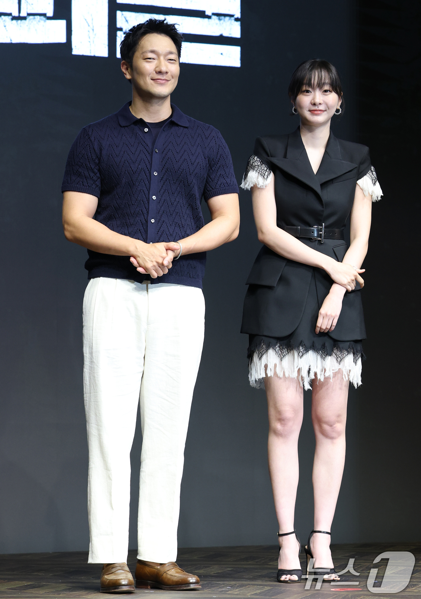 (서울=뉴스1) 권현진 기자 = 배우 손석구와 김다미(오른쪽)가 14일 서울 종로구 JW 메리어트 동대문 스퀘어 서울에서 열린 디즈니+ 오리지널 시리즈 '나인 퍼즐' 제작발표회에서 …