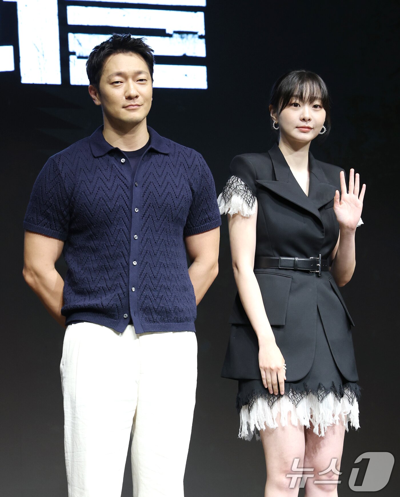 본문 이미지 - 배우 손석구와 김다미(오른쪽)가 14일 서울 종로구 JW 메리어트 동대문 스퀘어 서울에서 열린 디즈니+ 오리지널 시리즈 '나인 퍼즐' 제작발표회에서 포즈를 취하고 있다. '나인 퍼즐'은 10년 전, 미결 사건의 유일한 목격자이자 현직 프로파일러인 '이나'(김다미 분)와 그를 끝까지 용의자로 의심하는 강력팀 형사 '한샘'(손석구 분)이 의문의 퍼즐 조각과 함께 다시 시작된 연쇄살인 사건의 비밀을 파헤치는 추리 스릴러다. 2025.5.14/뉴스1 ⓒ News1 권현진 기자