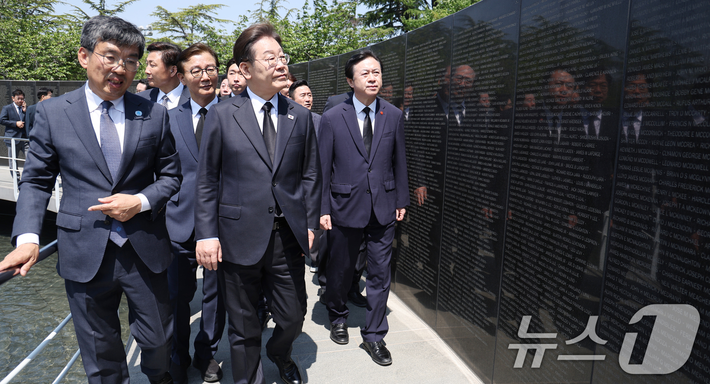 (부산=뉴스1) 안은나 기자 = 이재명 더불어민주당 대통령 후보가 14일 오전 부산 남구 유엔기념공원을 방문해 전몰자 위령탑을 살펴보고 있다.(공동취재) 2025.5.14/뉴스1