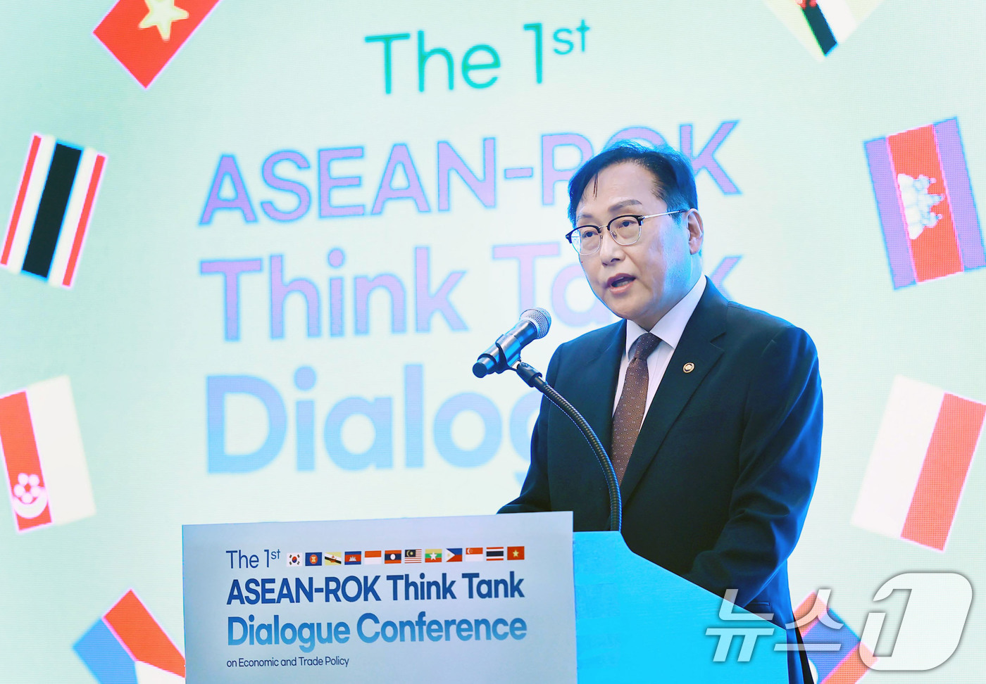 (서울=뉴스1) = 정인교 산업통상자원부 통상교섭본부장이 14일 제주 서귀포시 제주롯데호텔에서 '2025 APEC 통상장관회의' 부대행사로 열린 '제1차 한-아세안 경제·통상 싱크 …