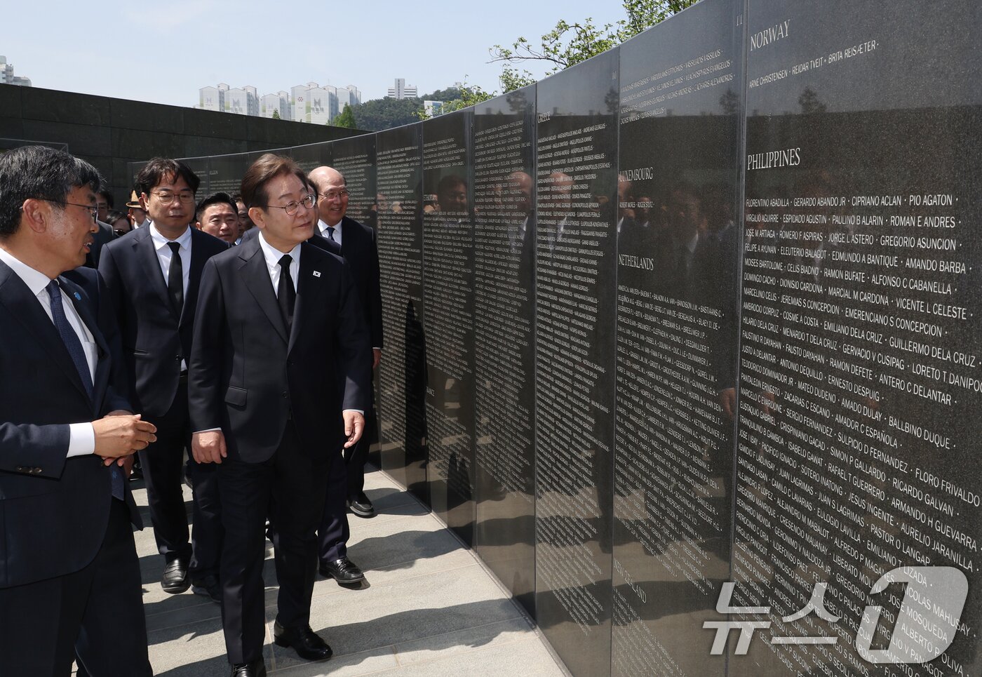 본문 이미지 - 이재명 더불어민주당 대통령 후보가 14일 오전 부산 남구 유엔기념공원을 방문해 전몰자 위령탑을 살펴보고 있다.&#40;공동취재&#41; 2025.5.14/뉴스1 ⓒ News1 안은나 기자