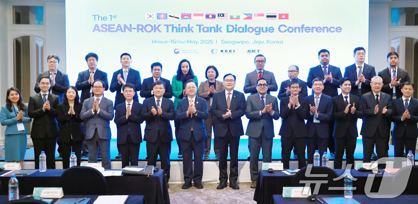 (서울=뉴스1) = 정인교 산업통상자원부 통상교섭본부장이 14일 제주 서귀포시 제주롯데호텔에서 '2025 APEC 통상장관회의' 부대행사로 열린 '제1차 한-아세안 경제·통상 싱크 …