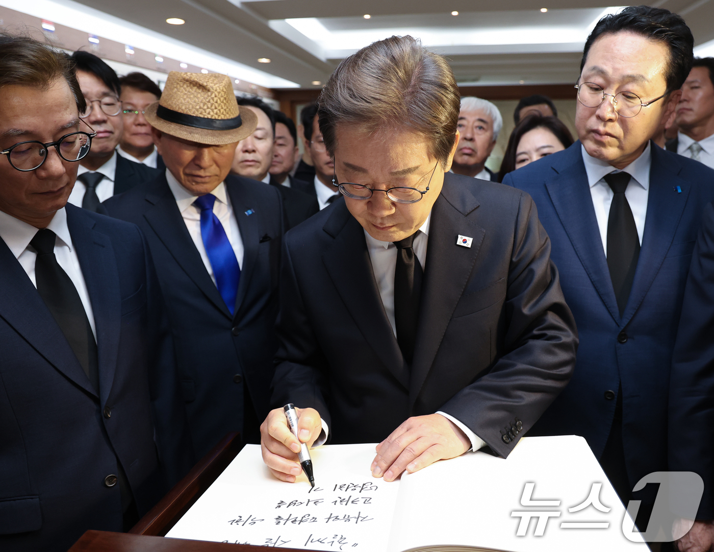 (부산=뉴스1) 안은나 기자 = 더불어민주당 이재명 대통령 후보가 14일 부산시 남구 유엔기념공원을 찾아 참배를 마친 뒤 방명록을 남기고 있다.이 후보는 "함께 사는 세상, 자유와 …