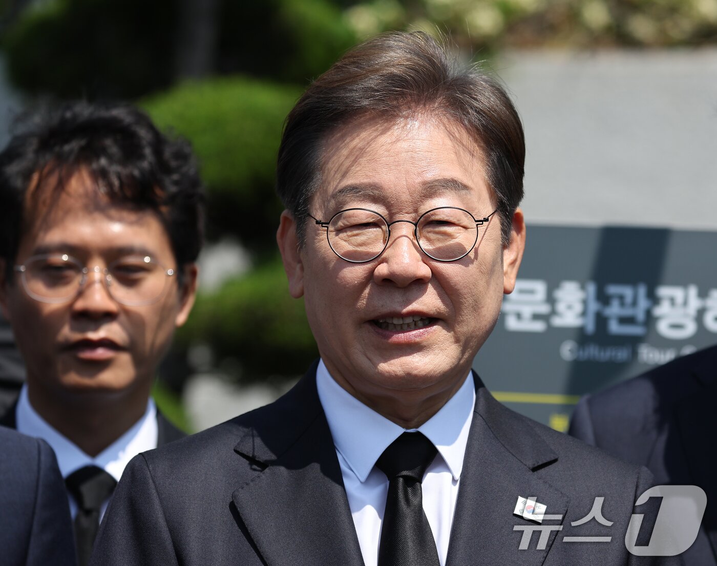 본문 이미지 - 이재명 더불어민주당 대통령 후보가 14일 오전 부산 남구 유엔기념공원을 방문해 참배 후 취재진 질문에 답하고 있다. &#40;공동취재&#41; 2025.5.14/뉴스1 ⓒ News1 안은나 기자