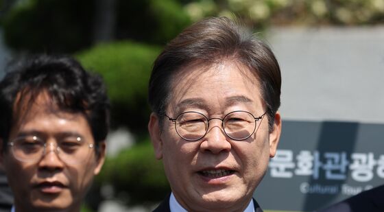 취재진 질문에 답하는 이재명 후보