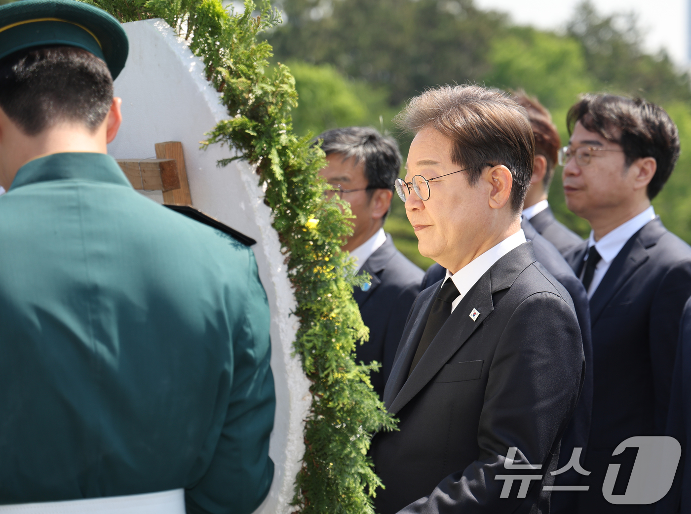 (부산=뉴스1) 안은나 기자 = 이재명 더불어민주당 대통령 후보가 14일 오전 부산 남구 유엔기념공원을 찾아 헌화하고 있다.(공동취재) 2025.5.14/뉴스1