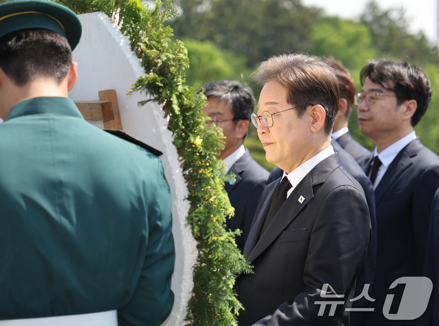 본문 이미지 - 이재명 더불어민주당 대통령 후보가 14일 오전 부산 남구 유엔기념공원을 찾아 헌화하고 있다.&#40;공동취재&#41; 2025.5.14/뉴스1 ⓒ News1 안은나 기자