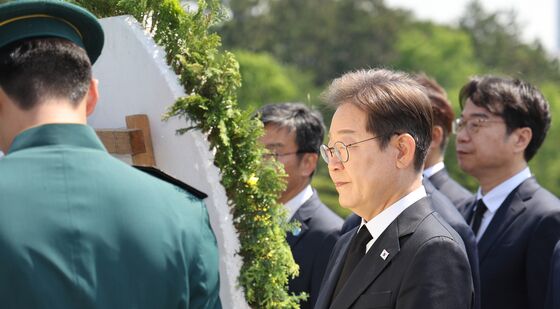 이재명, 부산 유엔공원 참배