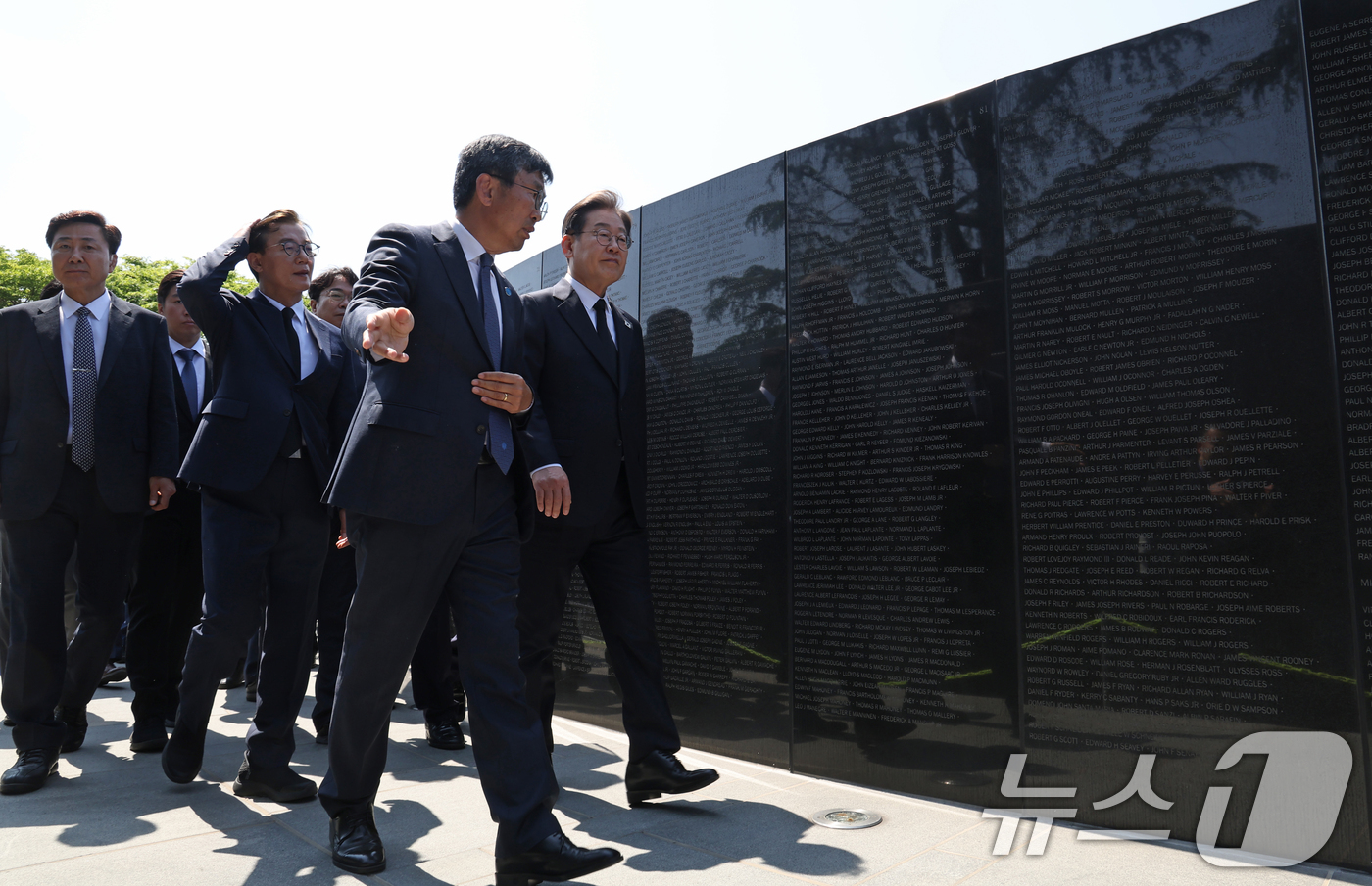 (부산=뉴스1) 안은나 기자 = 이재명 더불어민주당 대통령 후보가 14일 오전 부산 남구 유엔기념공원을 방문해 전몰자 위령탑을 살펴보고 있다.(공동취재) 2025.5.14/뉴스1