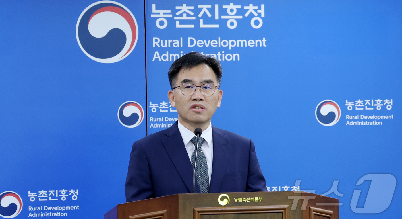 (세종=뉴스1) 김기남 기자 = 임기순 농촌진흥청 국립축산과학원장이 14일 세종시 정부세종청사 농림축산식품부에서 한우 메탄 발생량을 억제할 수 있는 저메탄 사료 소재인 '티아민 이 …