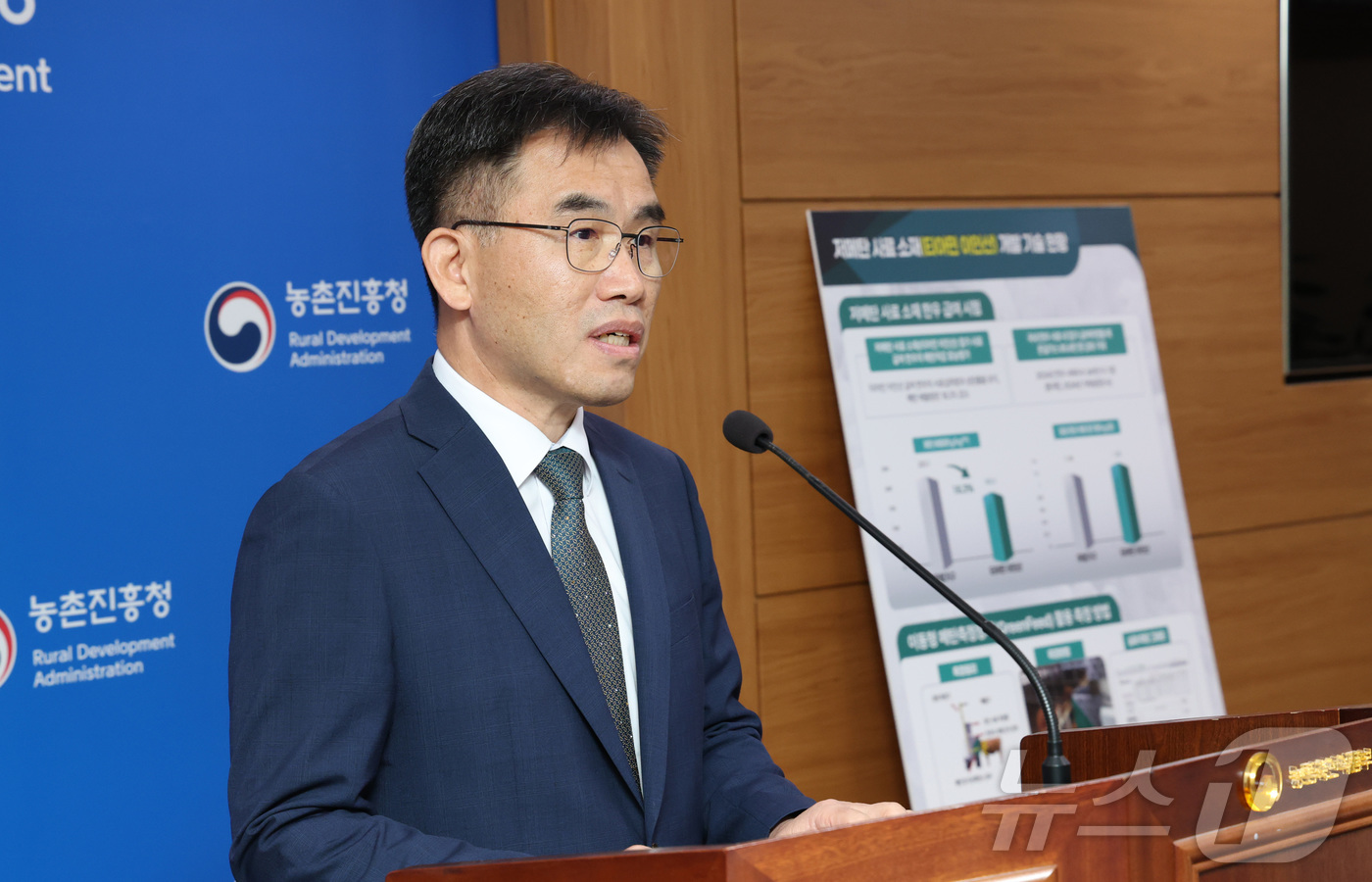 (세종=뉴스1) 김기남 기자 = 임기순 농촌진흥청 국립축산과학원장이 14일 세종시 정부세종청사 농림축산식품부에서 한우 메탄 발생량을 억제할 수 있는 저메탄 사료 소재인 '티아민 이 …