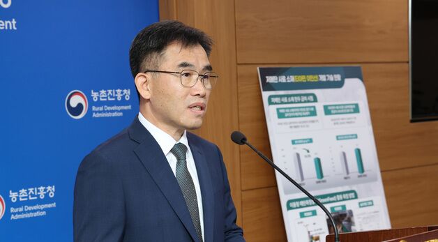 저메탄 사료 소재 '티아민 이인산' 개발 설명하는 임기순 국립축산과학원장