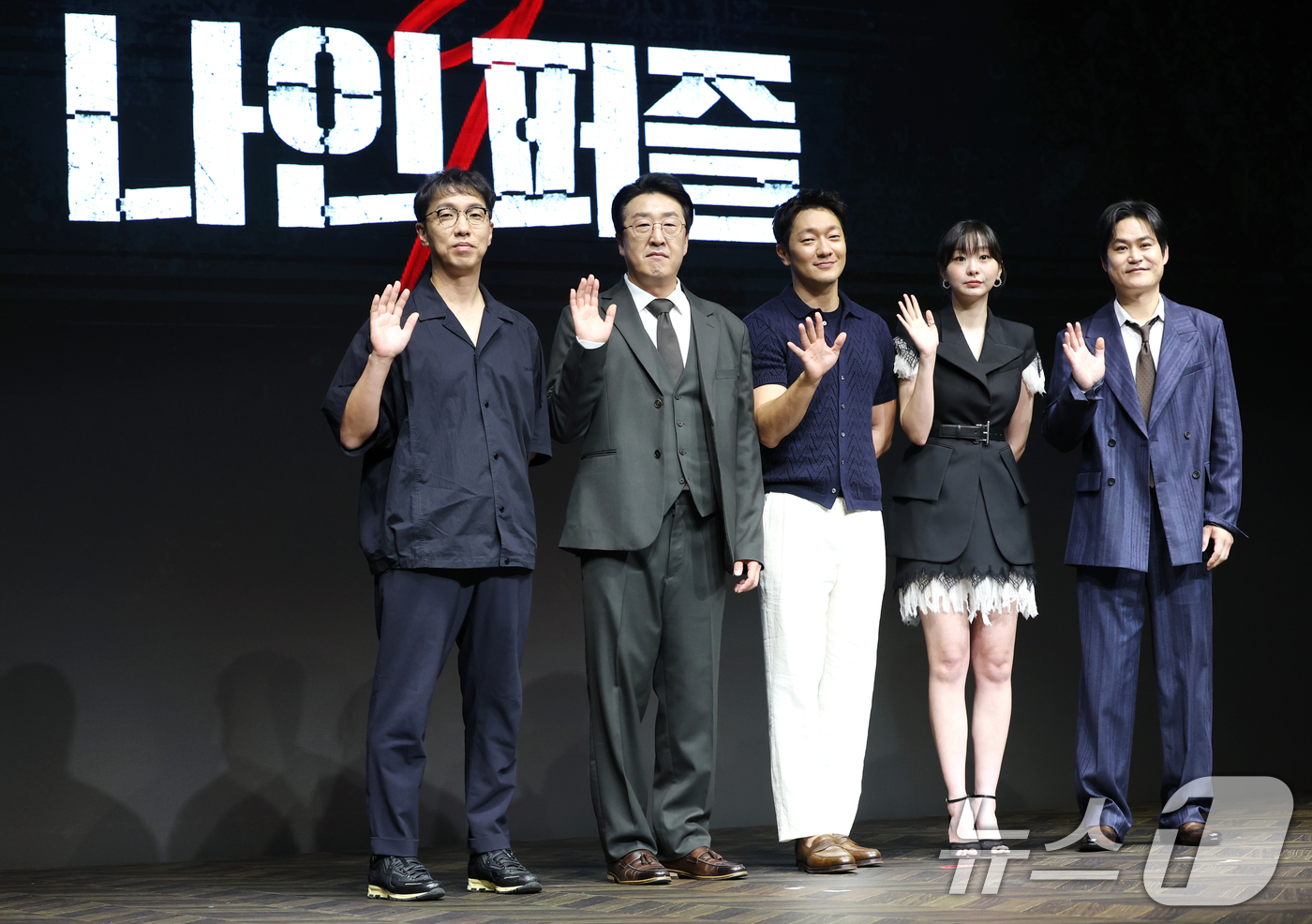 (서울=뉴스1) 권현진 기자 = 윤종빈 감독(왼쪽부터)과 배우 현봉식, 손석구, 김다미, 김성균이 14일 서울 종로구 JW 메리어트 동대문 스퀘어 서울에서 열린 디즈니+ 오리지널 …