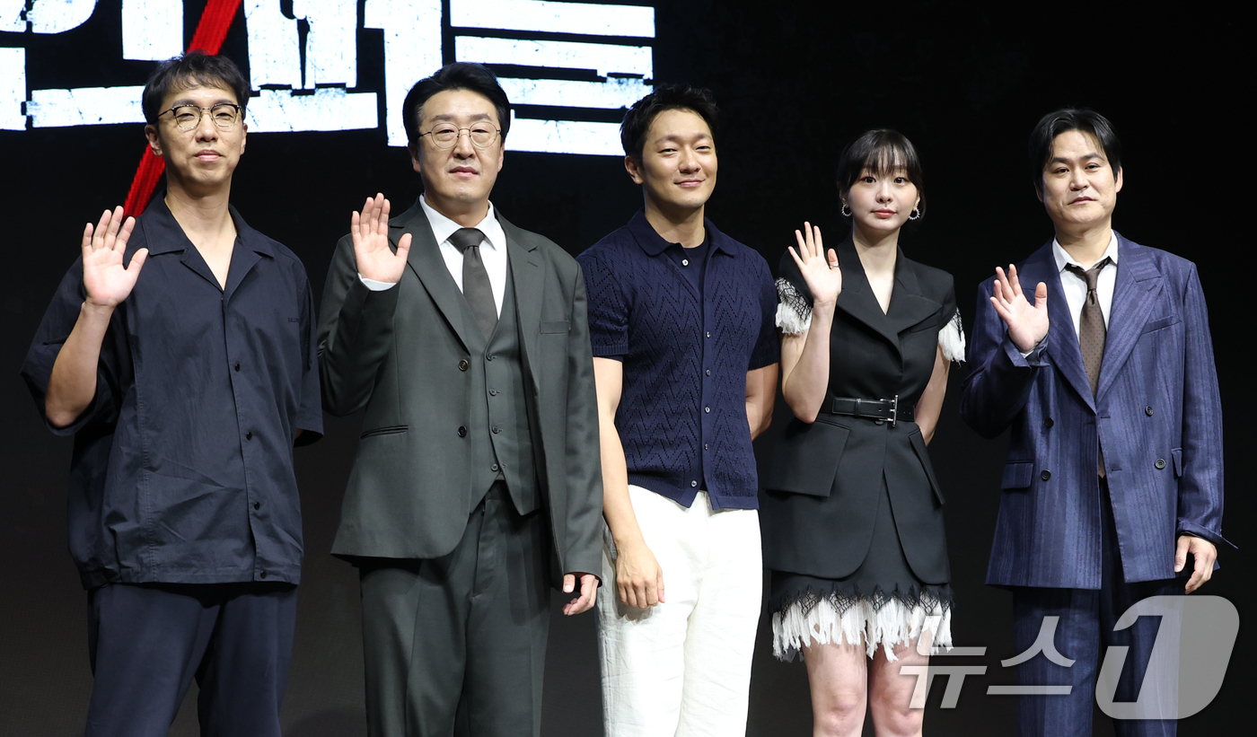 (서울=뉴스1) 권현진 기자 = 윤종빈 감독(왼쪽부터)과 배우 현봉식, 손석구, 김다미, 김성균이 14일 서울 종로구 JW 메리어트 동대문 스퀘어 서울에서 열린 디즈니+ 오리지널 …