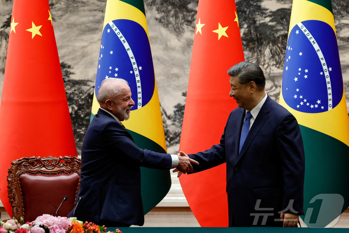 (로이터 베이징=뉴스1) 정은지 특파원 = 시진핑 중국 국가주석과 루이스 이나시우 룰라 다시우바 브라질 대통령이 13일 베이징 인민대회당에서 공동 기자회견을 개최한 후 악수를 하고 …