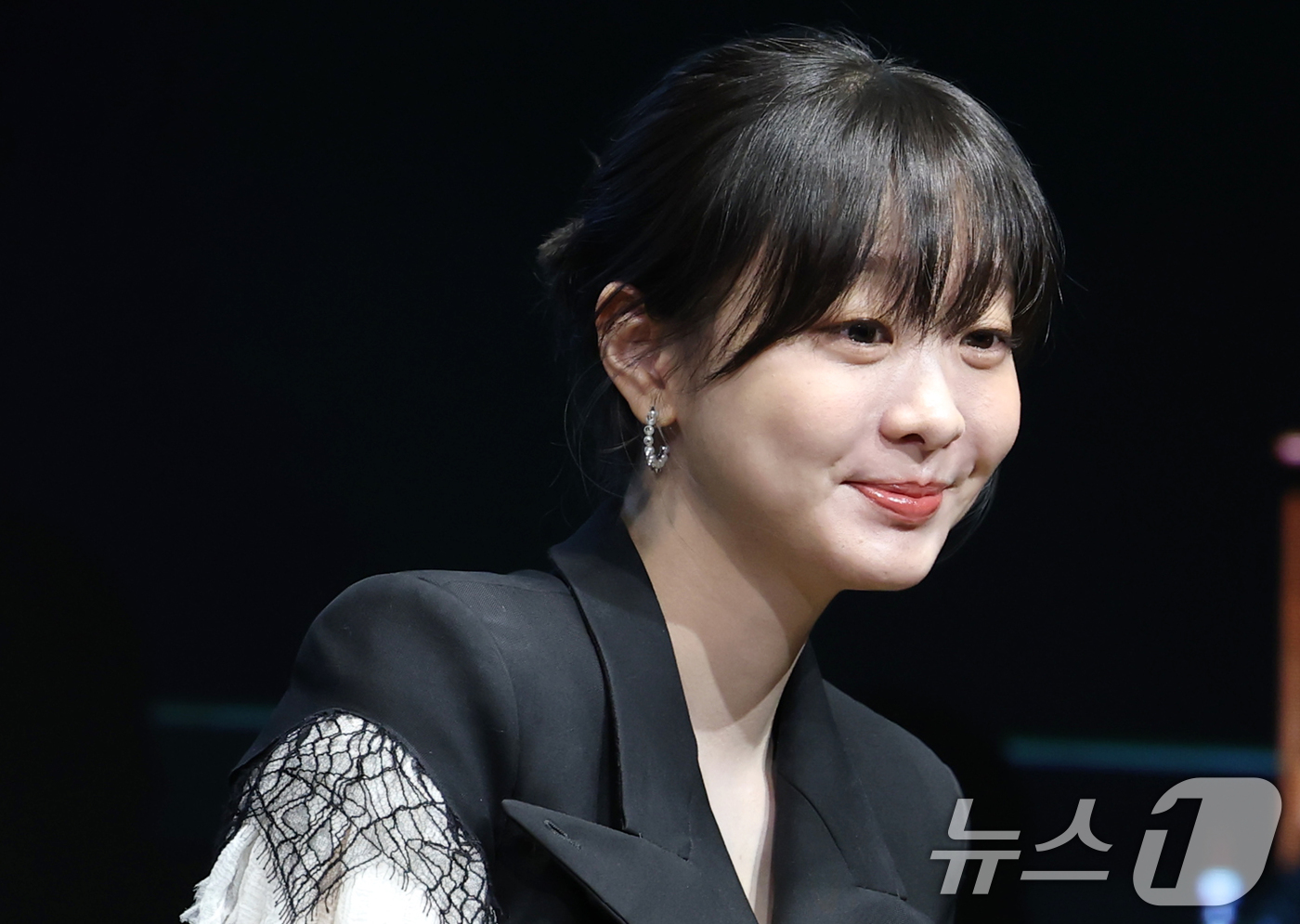 (서울=뉴스1) 권현진 기자 = 배우 김다미가 14일 서울 종로구 JW 메리어트 동대문 스퀘어 서울에서 열린 디즈니+ 오리지널 시리즈 '나인 퍼즐' 제작발표회에서 미소를 짓고 있다 …