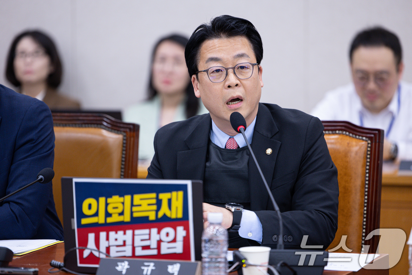 (서울=뉴스1) 이재명 기자 = 곽규택 국민의힘 의원이 14일 오전 서울 여의도 국회에서 열린 법제사법위원회 전체회의에서 방탄복을 입고 발언을 하고 있다. 2025.5.14/뉴스1 …