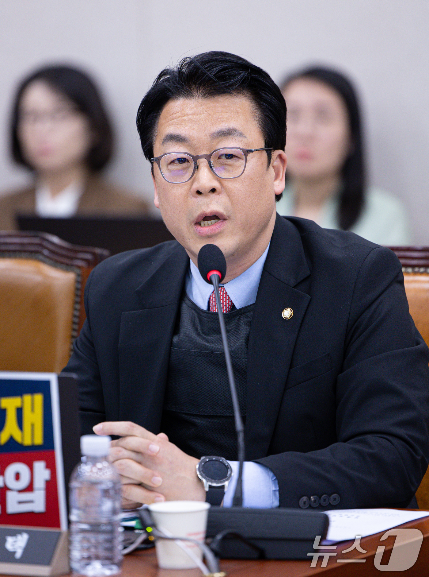 (서울=뉴스1) 이재명 기자 = 곽규택 국민의힘 의원이 14일 오전 서울 여의도 국회에서 열린 법제사법위원회 전체회의에서 방탄복을 입고 발언을 하고 있다. 2025.5.14/뉴스1 …