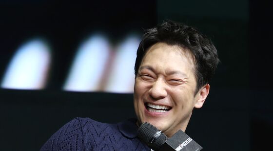 환한 미소 짓는 손석구