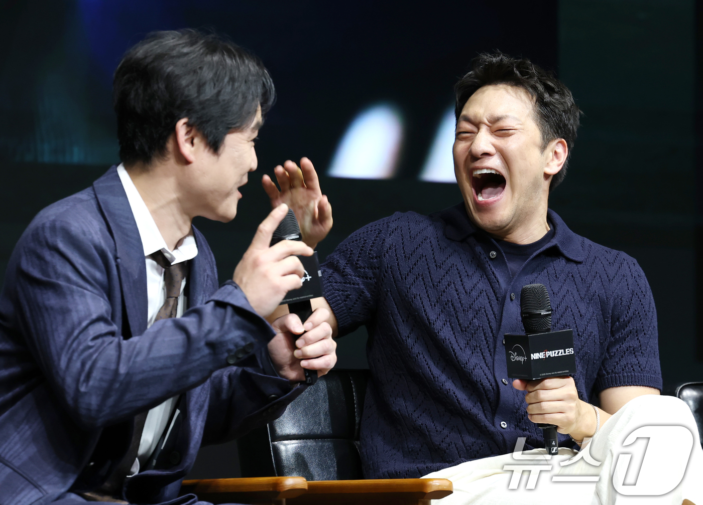 (서울=뉴스1) 권현진 기자 = 배우 손석구(오른쪽)가 14일 서울 종로구 JW 메리어트 동대문 스퀘어 서울에서 열린 디즈니+ 오리지널 시리즈 '나인 퍼즐' 제작발표회에서 김성균의 …