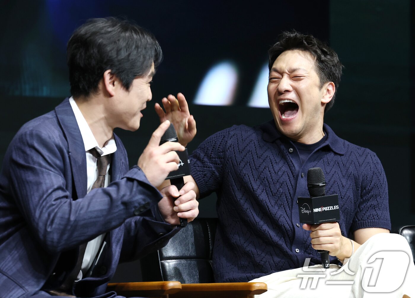본문 이미지 - 배우 손석구(오른쪽)가 14일 서울 종로구 JW 메리어트 동대문 스퀘어 서울에서 열린 디즈니+ 오리지널 시리즈 '나인 퍼즐' 제작발표회에서 김성균의 재치있는 만솜씨에 환한 미소를 짓고 있다. '나인 퍼즐'은 10년 전, 미결 사건의 유일한 목격자이자 현직 프로파일러인 '이나'(김다미 분)와 그를 끝까지 용의자로 의심하는 강력팀 형사 '한샘'(손석구 분)이 의문의 퍼즐 조각과 함께 다시 시작된 연쇄살인 사건의 비밀을 파헤치는 추리 스릴러다. 2025.5.14/뉴스1 ⓒ News1 권현진 기자