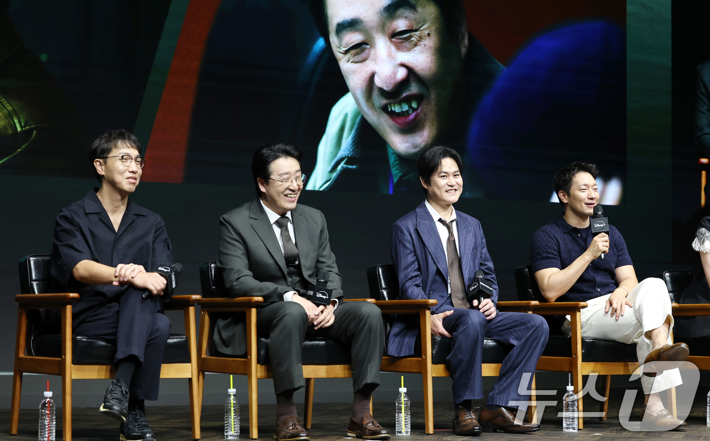 (서울=뉴스1) 권현진 기자 = 윤종빈 감독(왼쪽부터)과 배우 현봉식, 김성균, 손석구가 14일 서울 종로구 JW 메리어트 동대문 스퀘어 서울에서 열린 디즈니+ 오리지널 시리즈 ' …