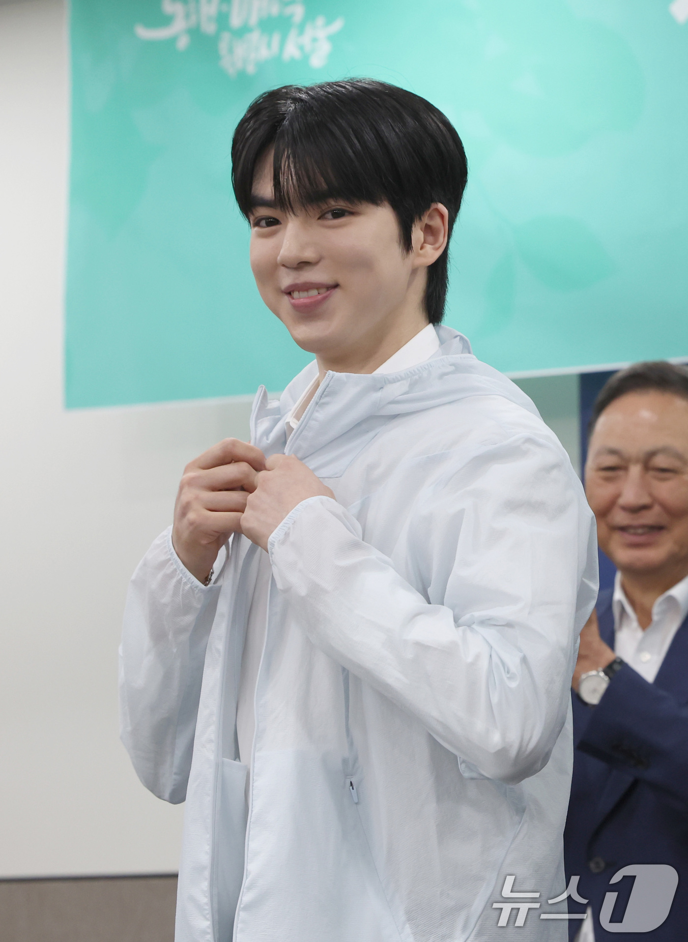 (서울=뉴스1) 김성진 기자 = 피겨 스케이팅 선수 차준환이 14일 오전 서울시청에서 열린 시울시청 피겨팀 입단식에서 유니폼을 입고 있다. (공동취재) 2025.5.14/뉴스1