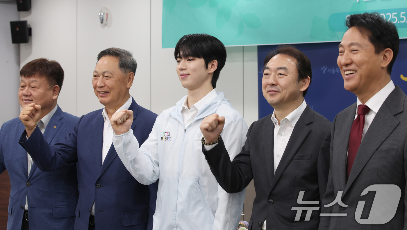 (서울=뉴스1) 김성진 기자 = 피겨 스케이팅 선수 차준환이 14일 오전 서울시청에서 열린 시울시청 피겨팀 입단식에서 기념촬영을 하고 있다. (공동취재) 2025.5.14/뉴스1