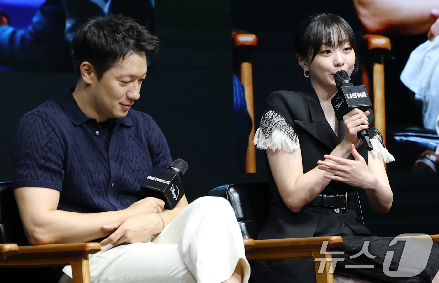 (서울=뉴스1) 권현진 기자 = 배우 김다미(오른쪽)가 14일 서울 종로구 JW 메리어트 동대문 스퀘어 서울에서 열린 디즈니+ 오리지널 시리즈 '나인 퍼즐' 제작발표회에서 손석구와 …