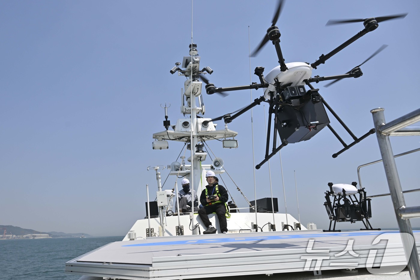 (서울=뉴스1) = 지난 12일 울산 일산항 인근 해상에서 진행된 해군 주관 '전·평시 상용 무인체계 작전 운용 가능성 검증훈련'에서 멀티콥터 드론이 선박해양플랜트연구소 해양누리호 …