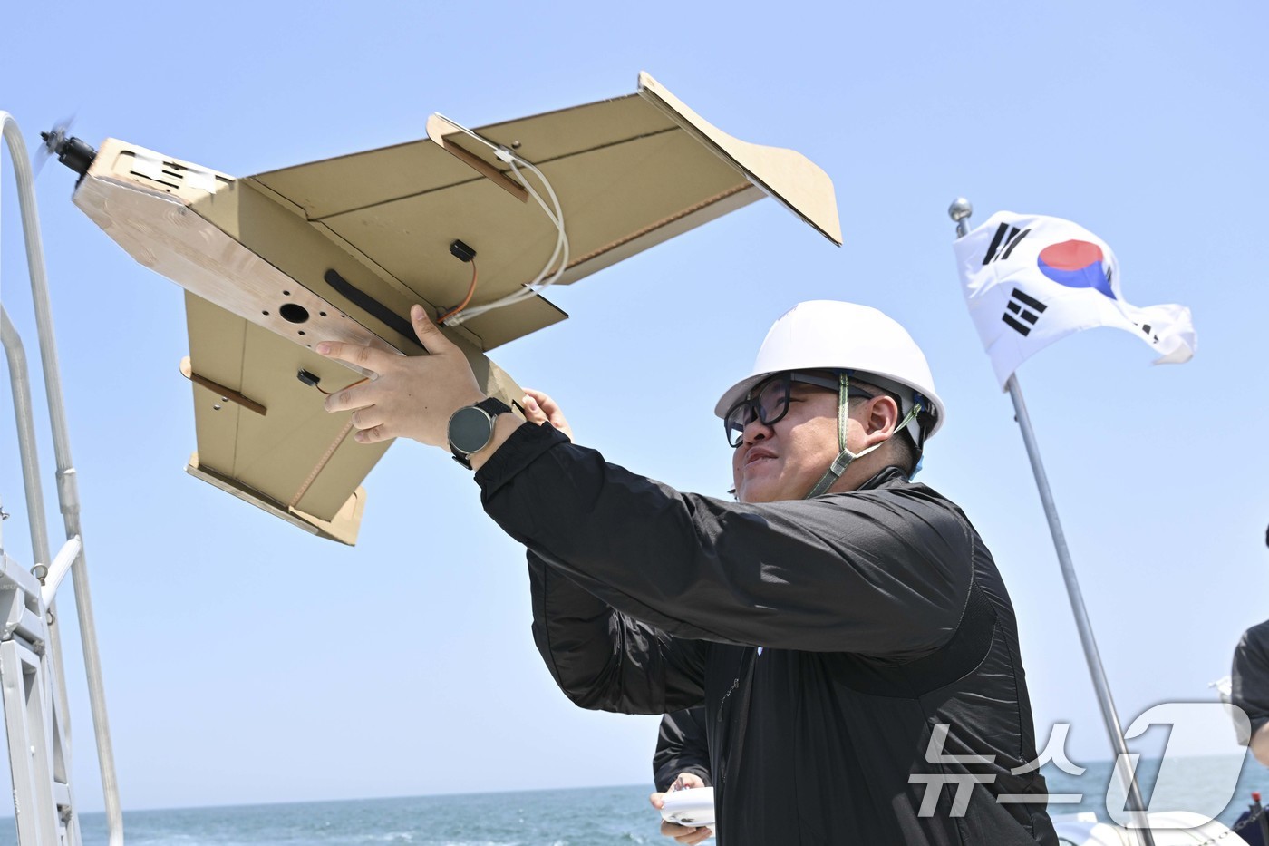 (서울=뉴스1) = 지난 12일 울산 일산항 인근 해상에서 진행된 해군 주관 '전·평시 상용 무인체계 작전 운용 가능성 검증훈련'에 참가한 드론 운용 민간 요원이 선박해양플랜트연구 …