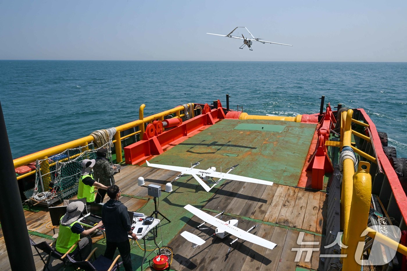 (서울=뉴스1) = 지난 12일 울산 일산항 인근 해상에서 진행된 해군 주관 '전·평시 상용 무인체계 작전 운용 가능성 검증훈련'에 참가한 드론 모함용 민간선박 해양오호에서 정찰· …