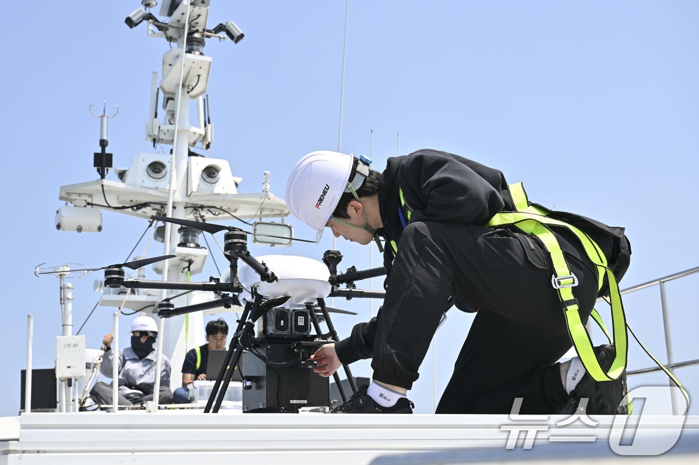 (서울=뉴스1) = 지난 12일 울산 일산항 일대에서 진행된 해군 주관 '전·평시 상용 무인체계 작전 운용 가능성 검증훈련'에 참가한 드론 운용 민간요원이 선박해양플랜트연구소 해양 …