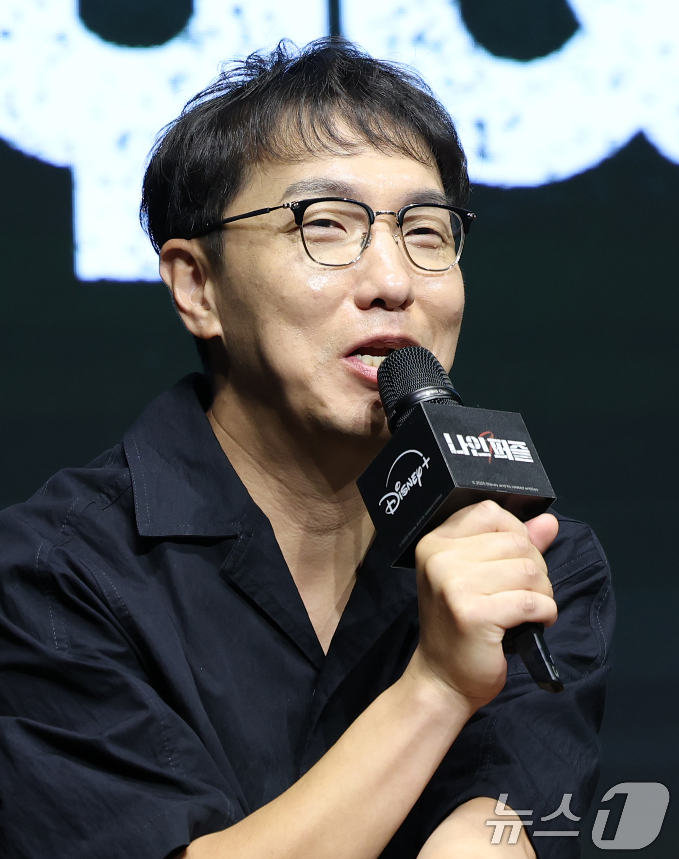 (서울=뉴스1) 권현진 기자 = 윤종빈 감독이 14일 서울 종로구 JW 메리어트 동대문 스퀘어 서울에서 열린 디즈니+ 오리지널 시리즈 '나인 퍼즐' 제작발표회에서 취재진 질문에 답 …