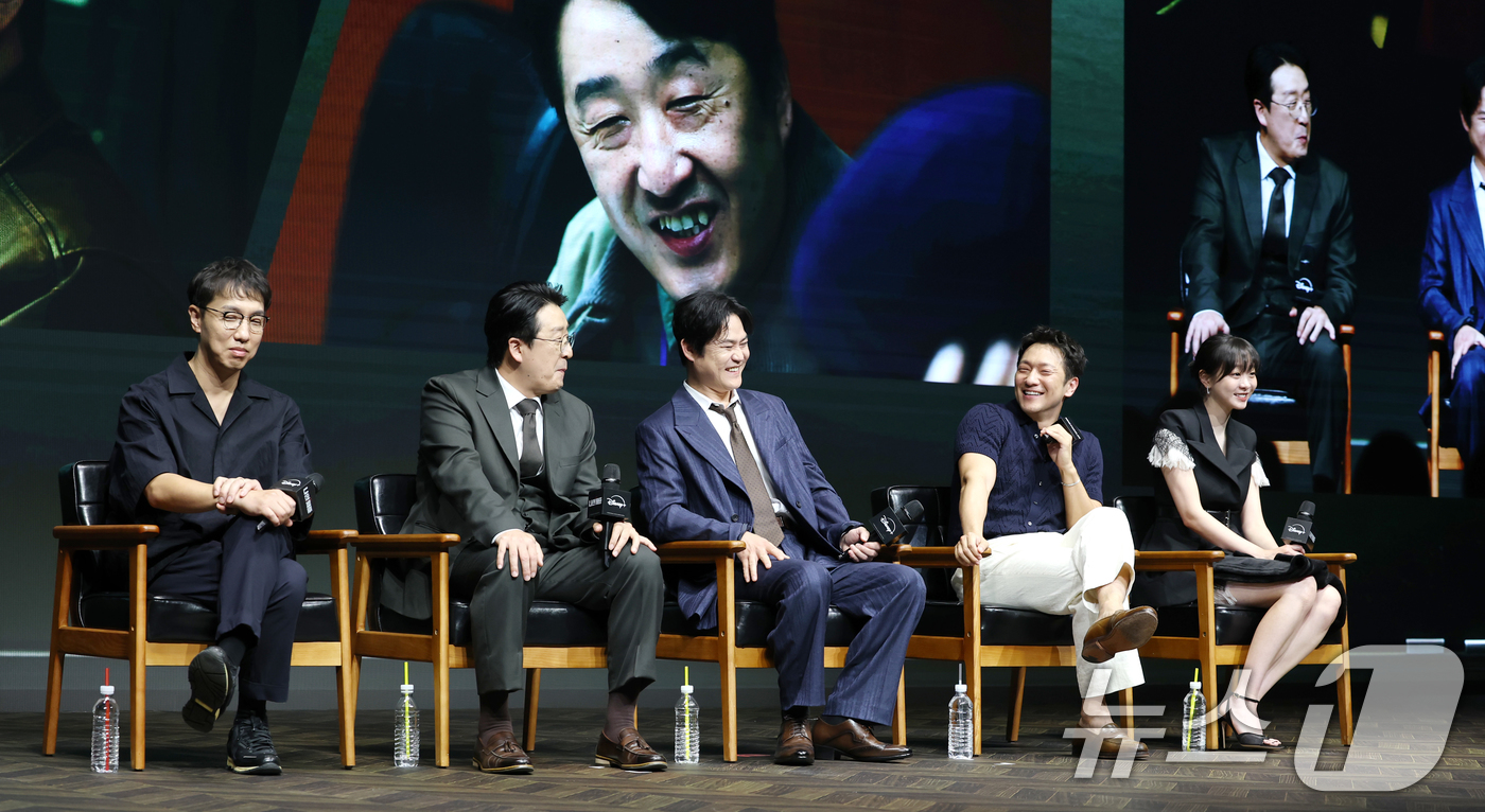 (서울=뉴스1) 권현진 기자 = 윤종빈 감독(왼쪽부터)과 배우 현봉식, 김성균, 손석구, 김다미가 14일 서울 종로구 JW 메리어트 동대문 스퀘어 서울에서 열린 디즈니+ 오리지널 …