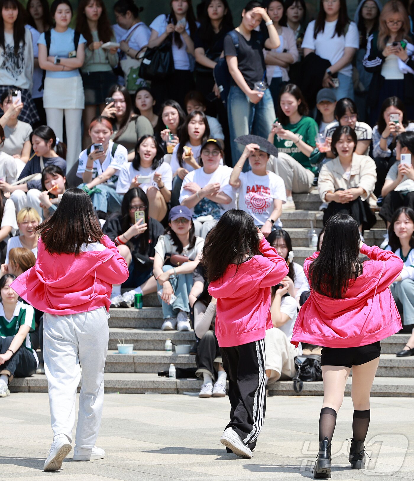 본문 이미지 - 139주년 대동제가 열리는 14일 서울 서대문구 대현동 이화여자대학교 잔디광장에서 학생들이 댄스팀의 공연을 관람하고 있다. 2025.5.14/뉴스1 ⓒ News1 김진환 기자